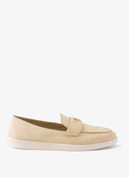 Prada Dames Loafer van suède met logo in de kleur Beige