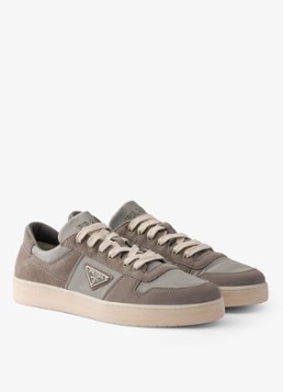 Prada Heren Downtown Re-Nylon sneaker met suède details in de kleur Taupe