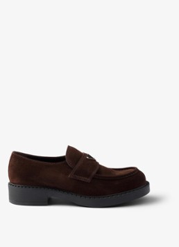 Prada Heren Loafer van suède met logo in de kleur Donkerbruin