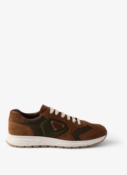 Prada Heren Re-Nylon sneaker met suède details in de kleur Bruin