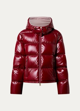 Moncler Dames Niveole cropped puffer jack met donsvulling en afneembare capuchon in de kleur Kersenrood, maat: M
