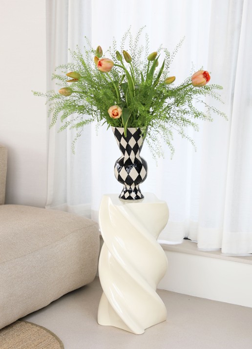 &Klevering Rhombic vaas 29,5 cm - voorkant 2 zwart