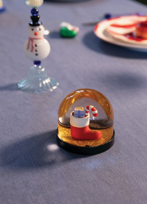 &Klevering Wonderball Christmas Stocking sneeuwbol 8,5 cm - voorkant 2 rood