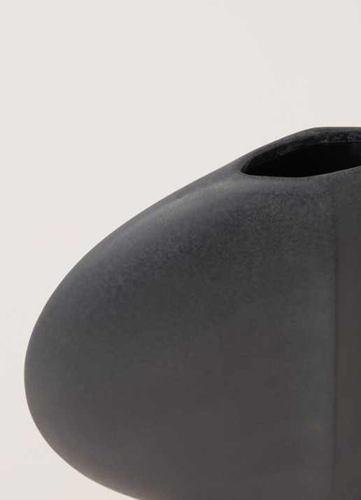 101 Copenhagen Guggenheim Mini vaas 32 cm - detail 3 zwart