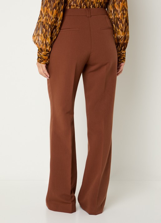 Aaiko Chantalle mid waist flared fit broek met steekzakken - achterkant bruin