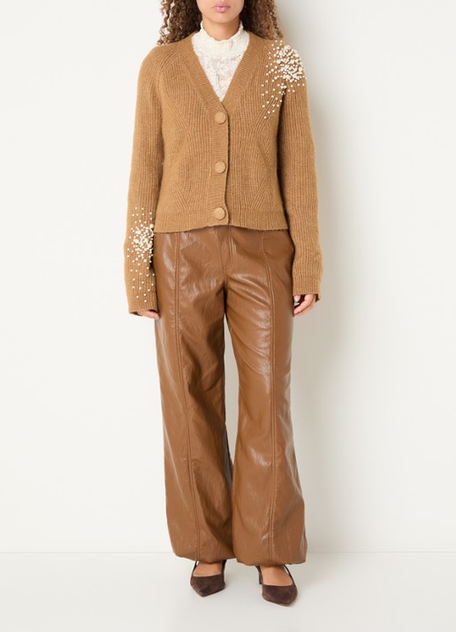 Aaiko Loric grofgebreide vest met imitatieparels - voorkant 4 camel