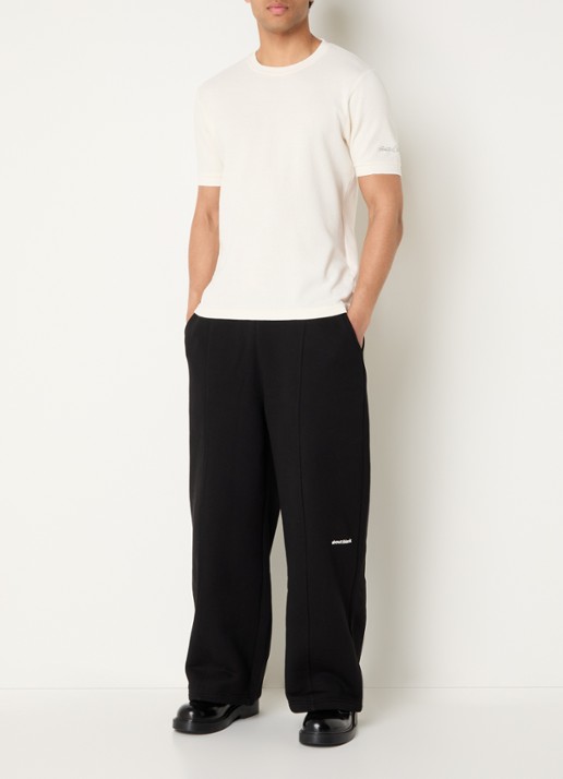 about:blank Wide fit broek met logo en steekzakken - voorkant 3 zwart
