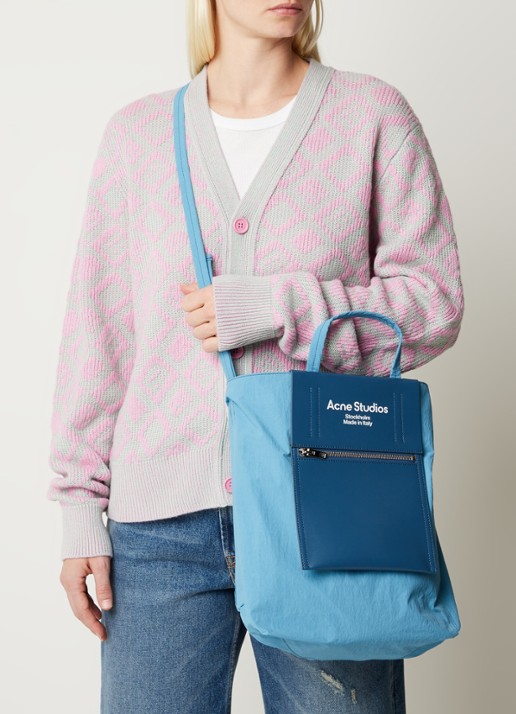 Acne Studios Baker Out M handtas met kalfsleren details - voorkant lichtblauw