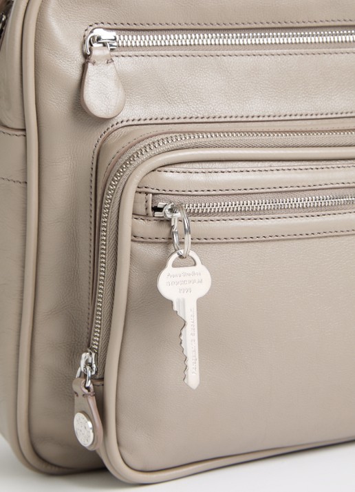 Acne Studios Camero schoudertas van kalfsleer - detail 8 taupe
