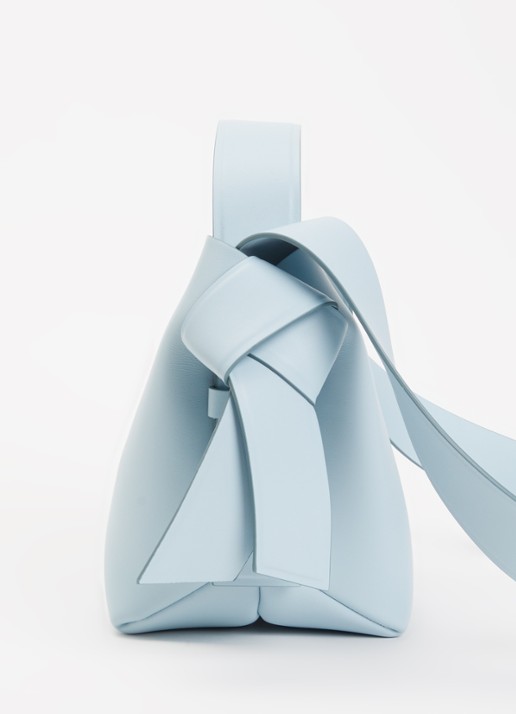 Acne Studios Crossbodytas van kalfsleer met afneembare schouderriem - detail 2 lichtblauw