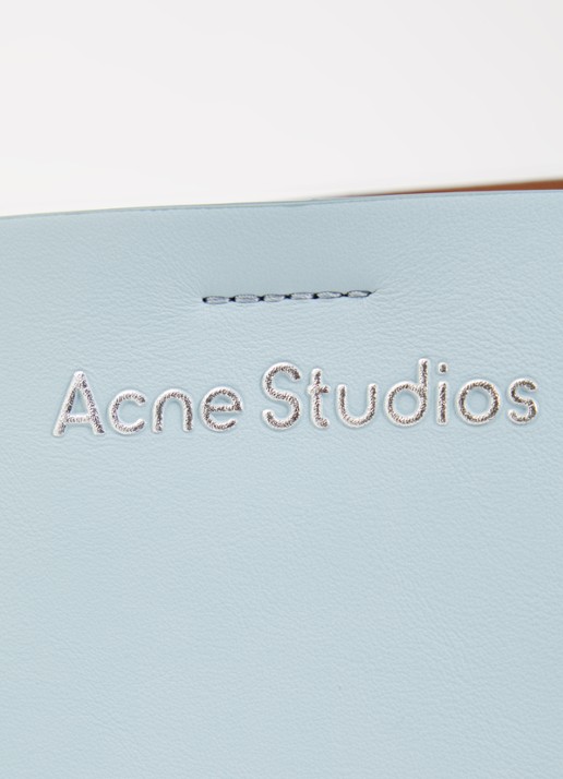 Acne Studios Crossbodytas van kalfsleer met afneembare schouderriem - detail 3 lichtblauw