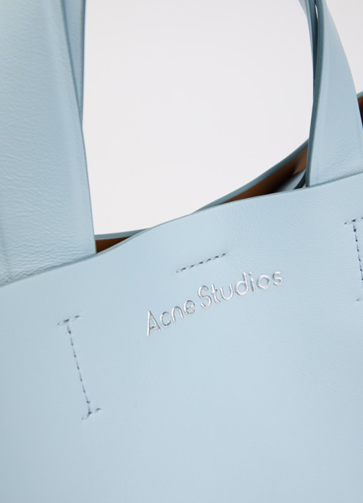 Acne Studios Musubi schoudertas van leer  - detail 3 lichtblauw