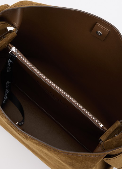 Acne Studios Musubi schoudertas van suède met afneembare schouderriem  - detail cognac