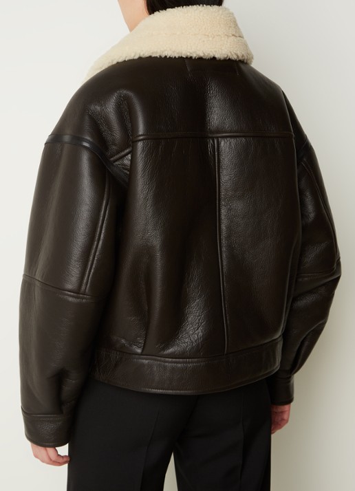 Acne Studios Oversized lammy coat van lamsleer met teddy kraag    - achterkant donkerbruin