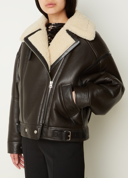 Acne Studios Oversized lammy coat van lamsleer met teddy kraag    - detail 2 donkerbruin