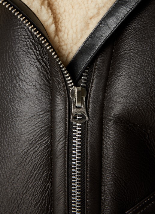 Acne Studios Oversized lammy coat van lamsleer met teddy kraag    - detail 3 donkerbruin