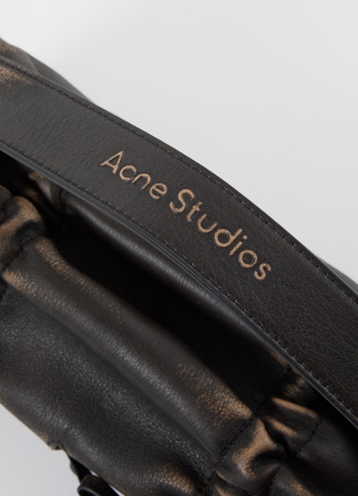 Acne Studios Schoudertas van kalfsleer met verwassen afwerking - detail 5 donkerbruin