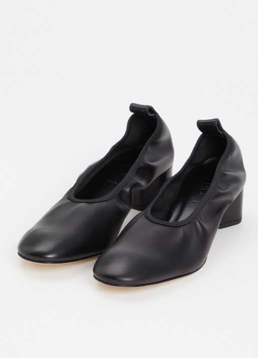 Aeyde Gemma pump van leer - detail zwart