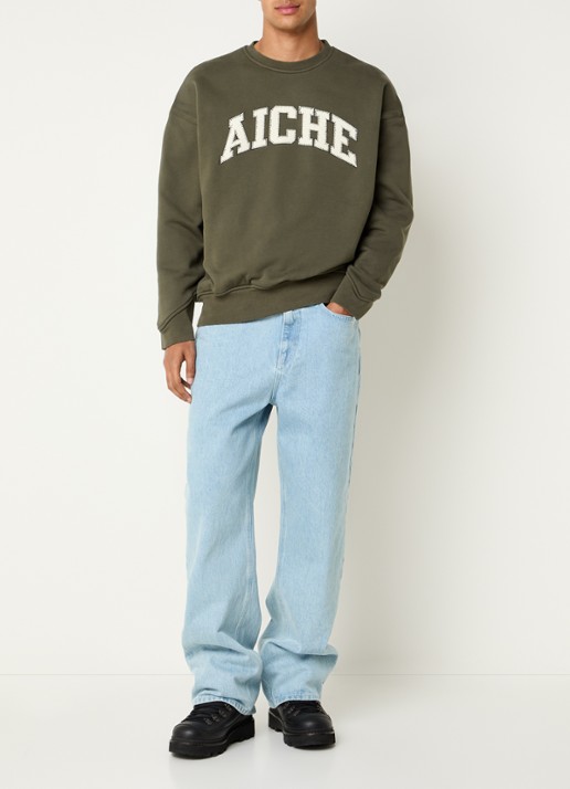 Aiche College sweater met logoborduring - voorkant 3 bronsgroen