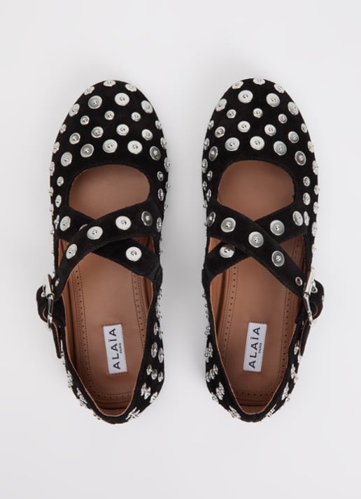Alaïa Criss Cross ballerina van kalfssuède met studs - detail 3 zwart