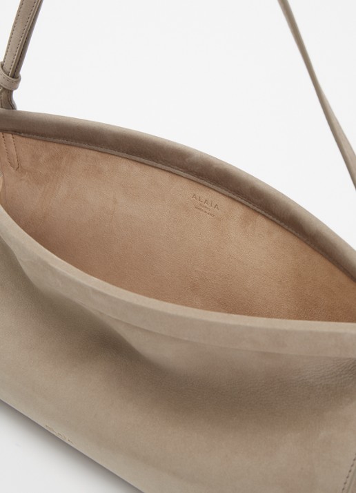 Alaïa Le Click East West Medium schoudertas van nubuck - detail 3 taupe