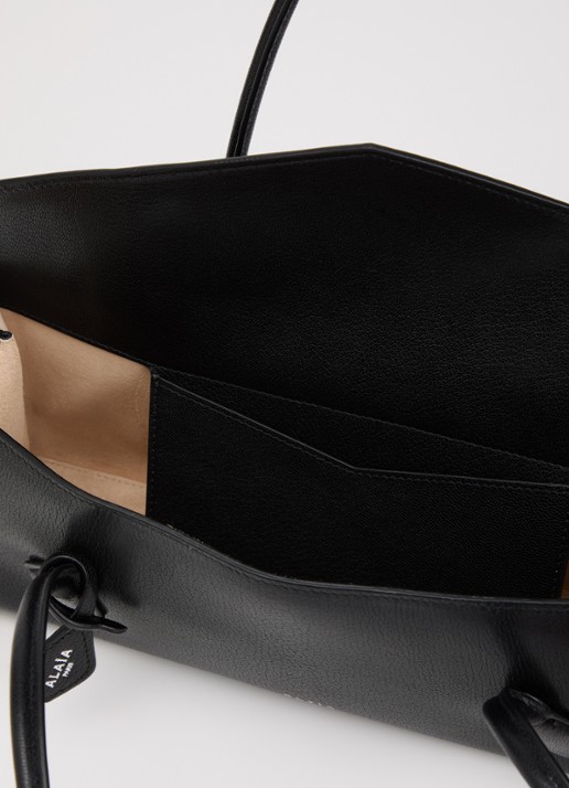 Alaïa Le Teckel Flap Medium schoudertas van geitenleer - detail 2 zwart