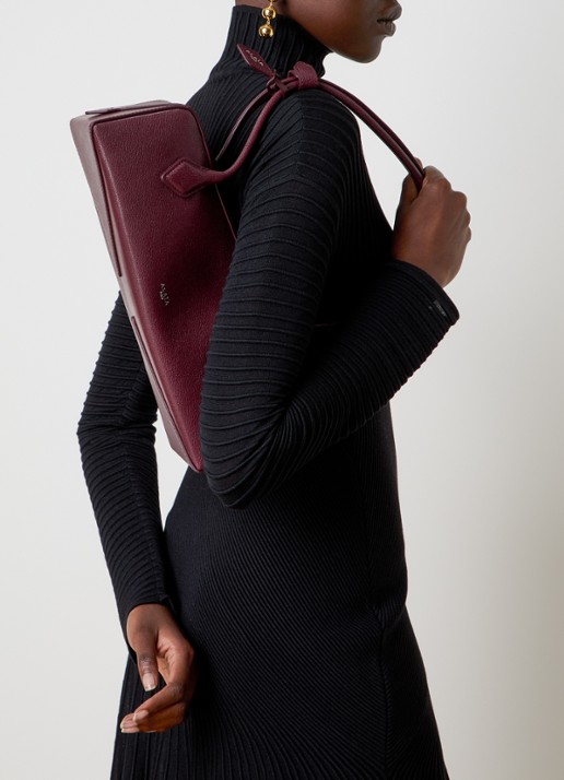Alaïa Le Teckel Medium schoudertas van geitenleer - voorkant 2 bordeauxrood