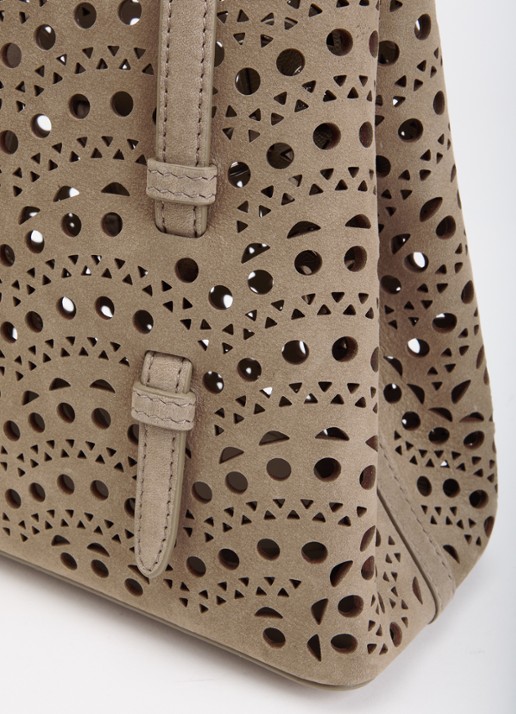 Alaïa Mina 20 crossbodytas van nubuck met uitneembaar etui en afneembare schouderriem - detail 3 taupe