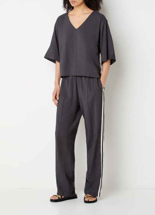 alchemist Romi T-shirt met V-hals - voorkant 2 antraciet