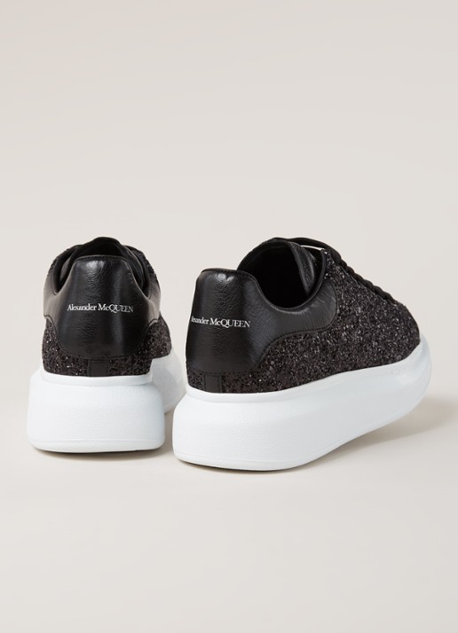 Alexander McQueen Oversized sneaker van kalfsleer met glitter  - detail zwart