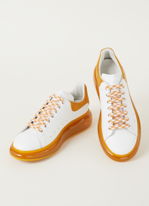 Alexander McQueen Oversized sneaker van kalfsleer met suède details - detail wit