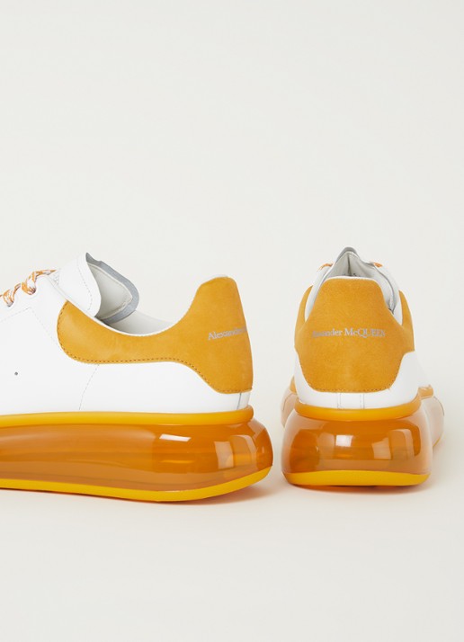 Alexander McQueen Oversized sneaker van kalfsleer met suède details - detail 2 wit