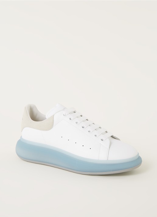 Alexander McQueen Oversized sneaker van kalfsleer met suède details - voorkant wit