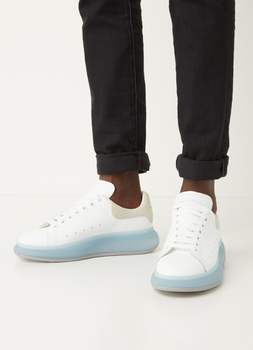 Alexander McQueen Oversized sneaker van kalfsleer met suède details - voorkant 2 wit