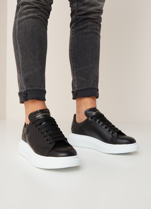Alexander McQueen Oversized sneaker van kalfsleer - voorkant 2 zwart