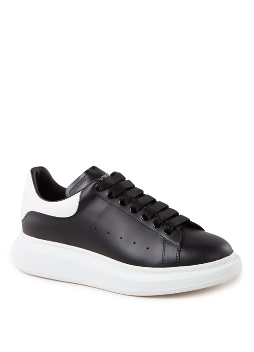 Alexander McQueen Oversized sneaker van kalfsleer - voorkant zwart