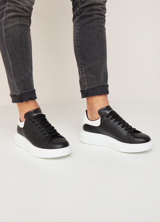 Alexander McQueen Oversized sneaker van kalfsleer - voorkant 2 zwart