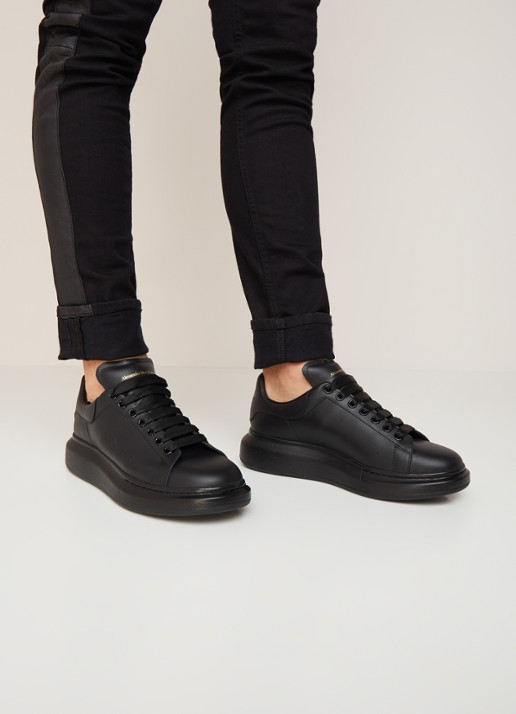 Alexander McQueen Oversized sneaker van kalfsleer - voorkant 2 zwart