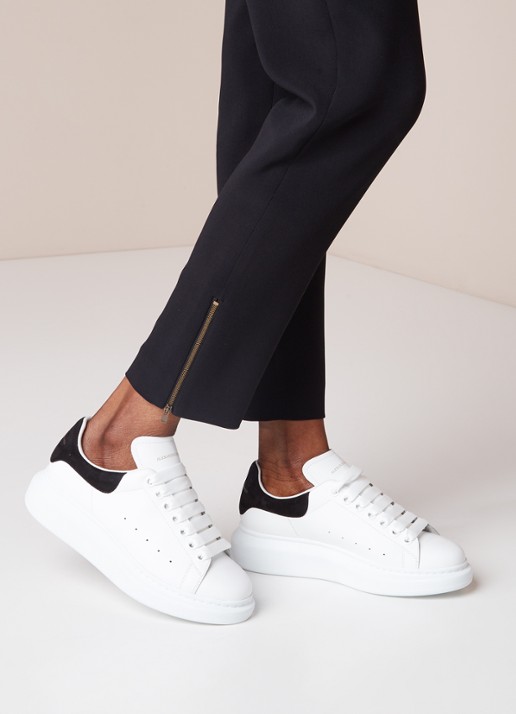 Alexander McQueen Sneaker van kalfsleer met suède detail - voorkant wit