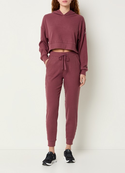 Alo Yoga Muse high waist tapered fit cropped joggingbroek met trekkoord en ribstructuur - voorkant 3 bordeauxrood