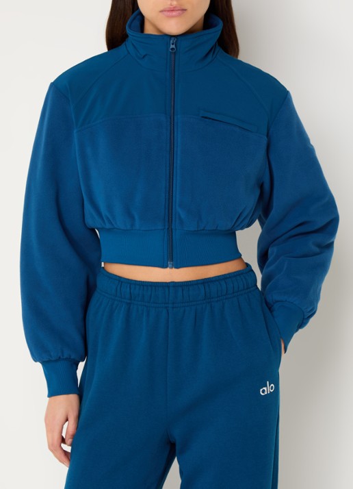 Alo Yoga Wintry gewatteerd cropped jack  van fleece met borstzak - detail 2 donkerblauw