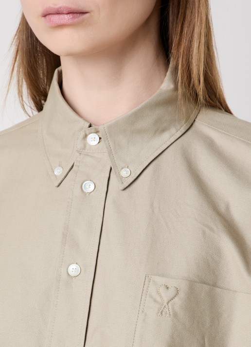 AMI Paris Cropped blouse met borstzak - detail 4 khaki