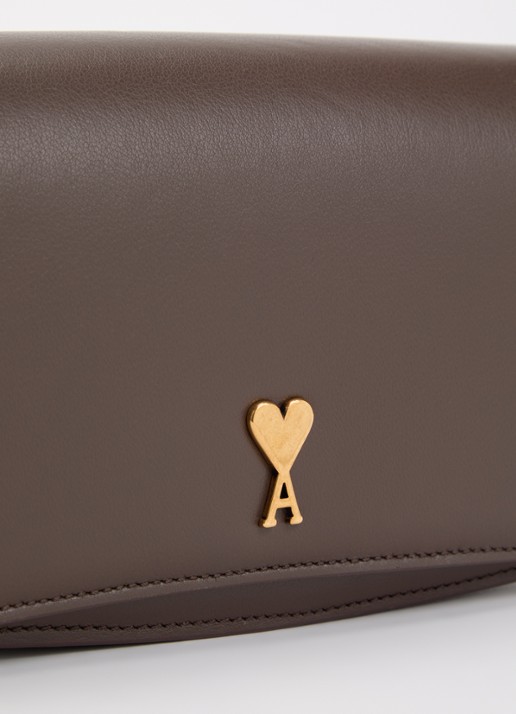 AMI Paris Crossbodytas van leer met verstelbare schouderriem - detail 4 hazelnootbruin