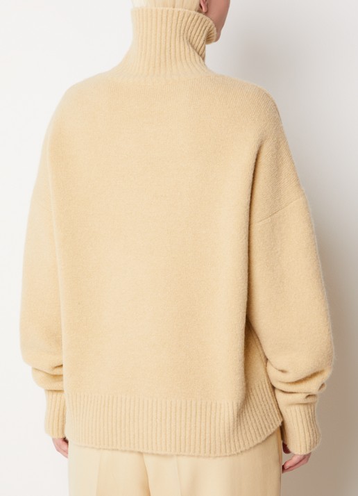 AMI Paris Fijngebreide coltrui in alpaca wolblend met ingebreid logo - achterkant 3 beige