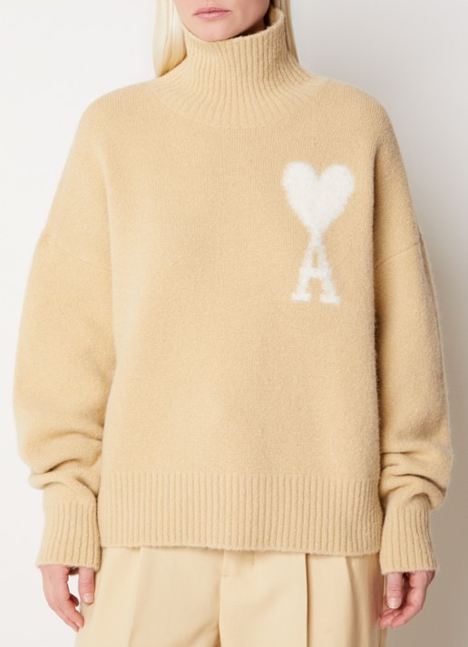 AMI Paris Fijngebreide coltrui in alpaca wolblend met ingebreid logo - detail beige