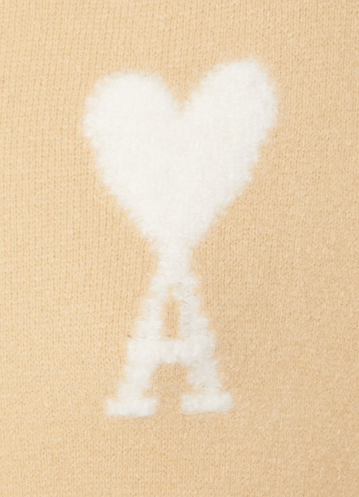 AMI Paris Fijngebreide coltrui in alpaca wolblend met ingebreid logo - detail 2 beige