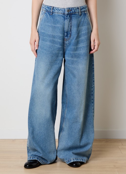 AMI Paris Mid waist wide leg jeans met medium wassing - detail indigo
