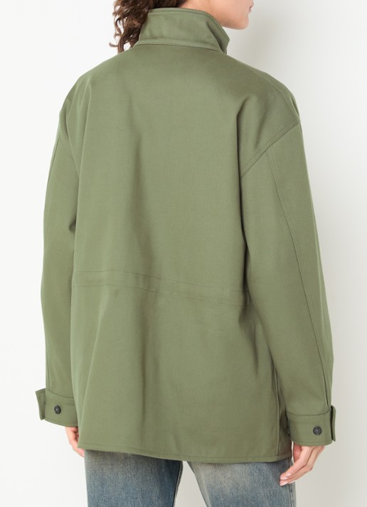 Anine Bing Sahara trenchcoat met opstaande kraag en klepzakken - achterkant legergroen