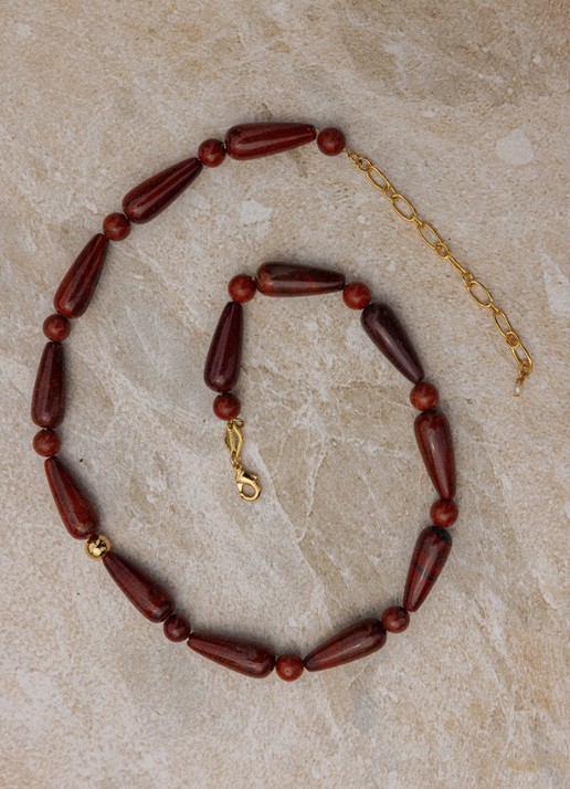 ANNI LU Hot Drops ketting verguld - detail bordeauxrood