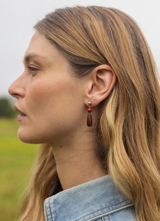 ANNI LU Hot Drops oorstekers verguld - detail bordeauxrood